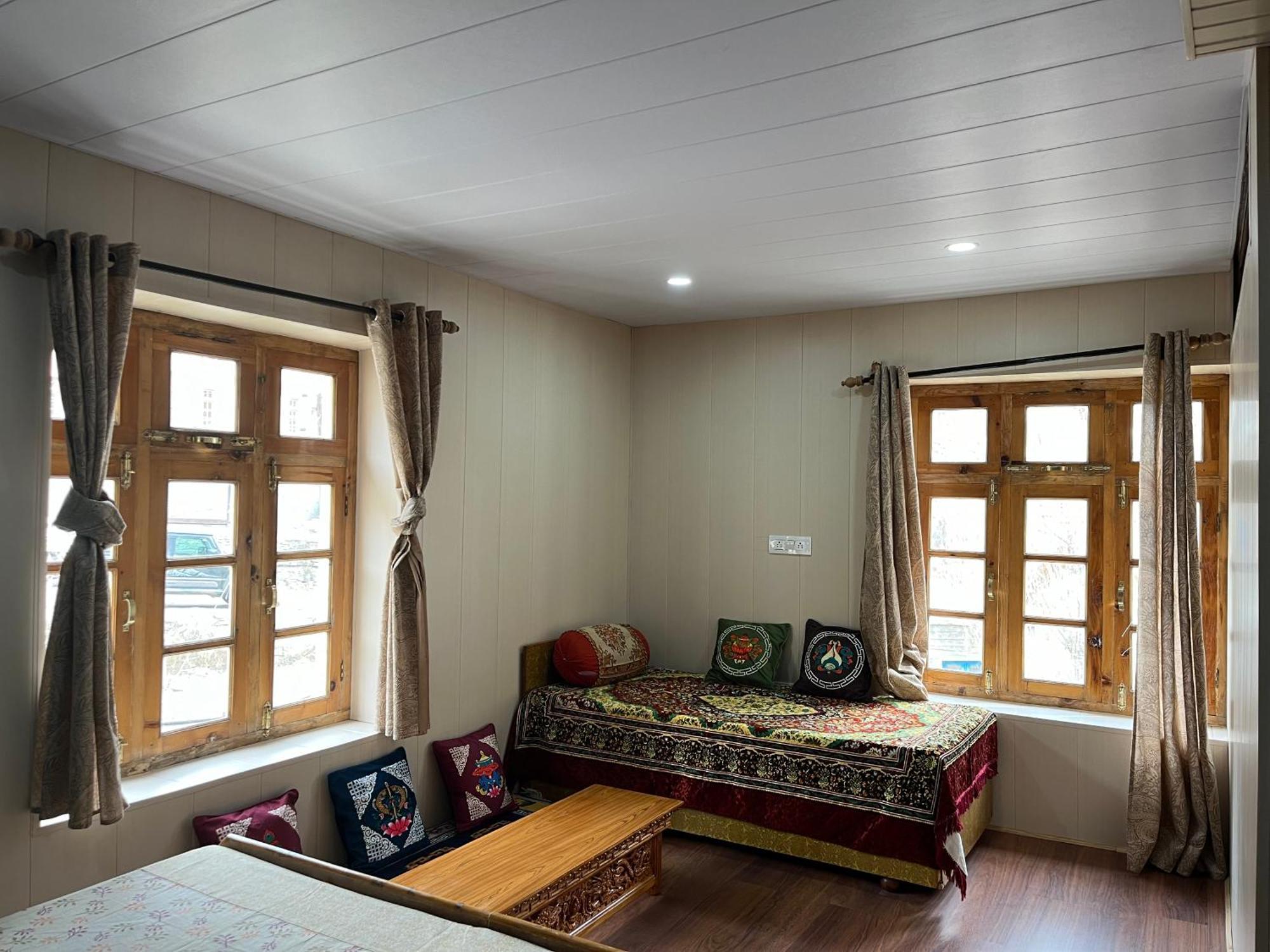 Snowflake Homestay Gondhla 外观 照片